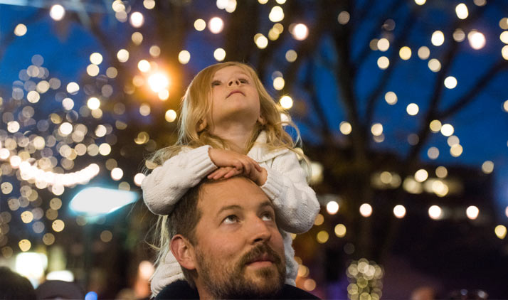 Weihnachtlich beleuchtetes Fort Collins